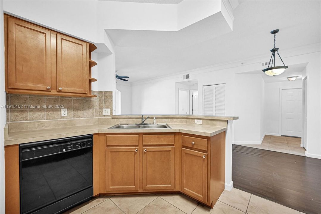 For Sale: $349,000 (2 beds, 2 baths, 1213 Square Feet)