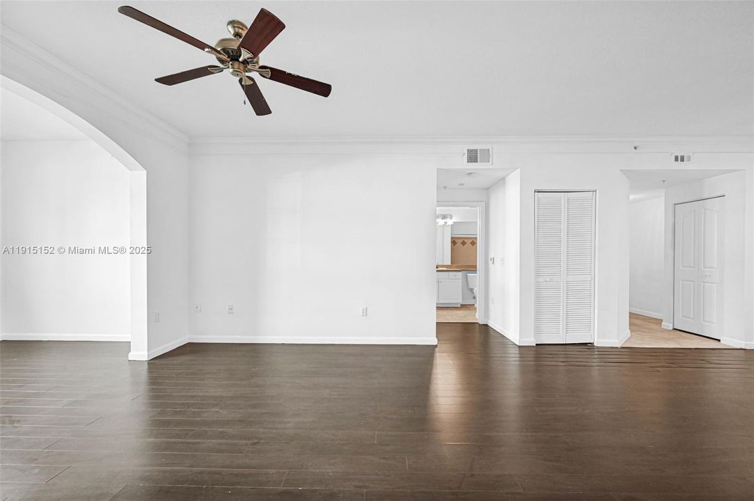 For Sale: $349,000 (2 beds, 2 baths, 1213 Square Feet)