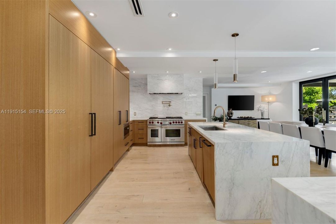 For Sale: $10,750,000 (5 beds, 6 baths, 6162 Square Feet)