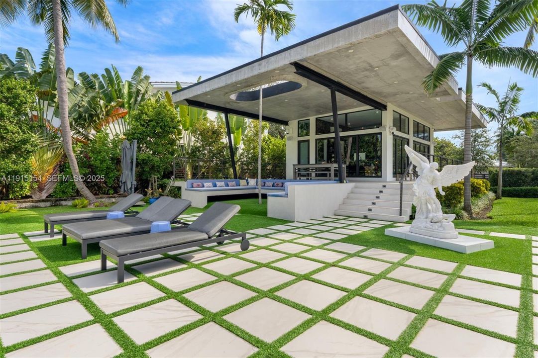 For Sale: $10,750,000 (5 beds, 6 baths, 6162 Square Feet)