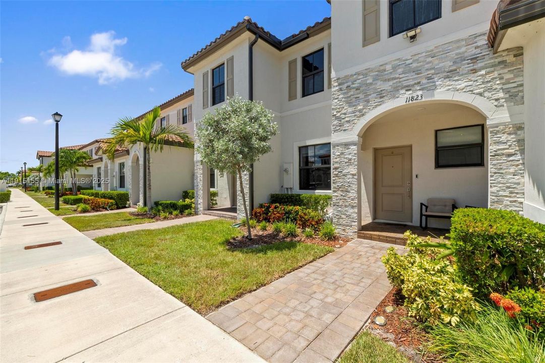 For Rent: $2,800 (3 beds, 2 baths, 1483 Square Feet)