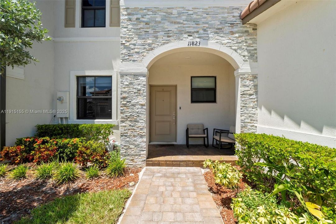 For Rent: $2,800 (3 beds, 2 baths, 1483 Square Feet)