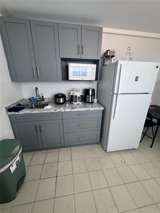 For Rent: $1,300 (0 beds, 1 baths, 2018 Square Feet)