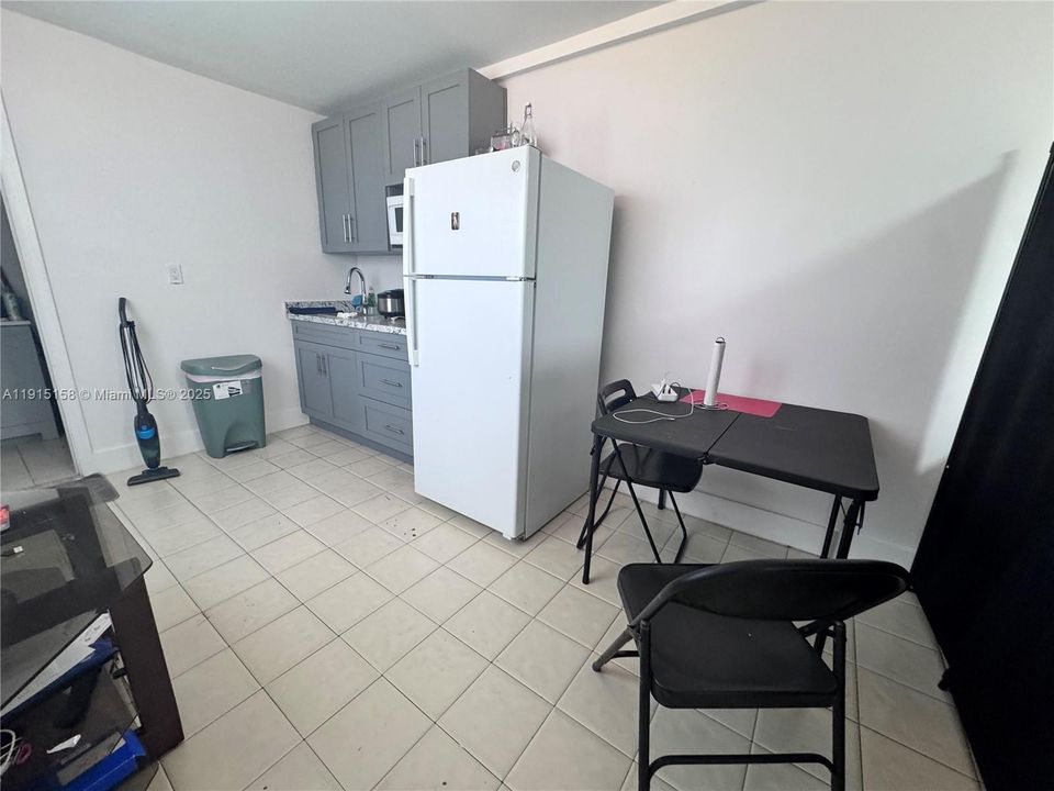For Rent: $1,300 (0 beds, 1 baths, 2018 Square Feet)