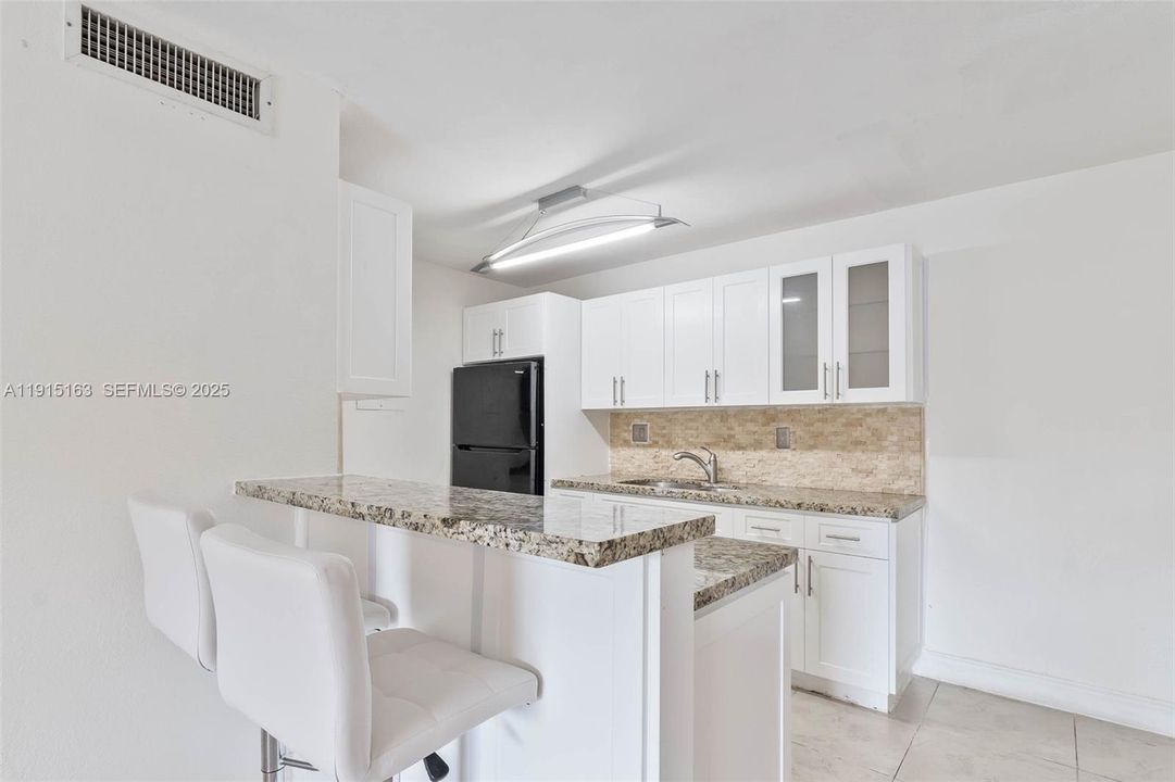 For Sale: $275,000 (2 beds, 2 baths, 955 Square Feet)