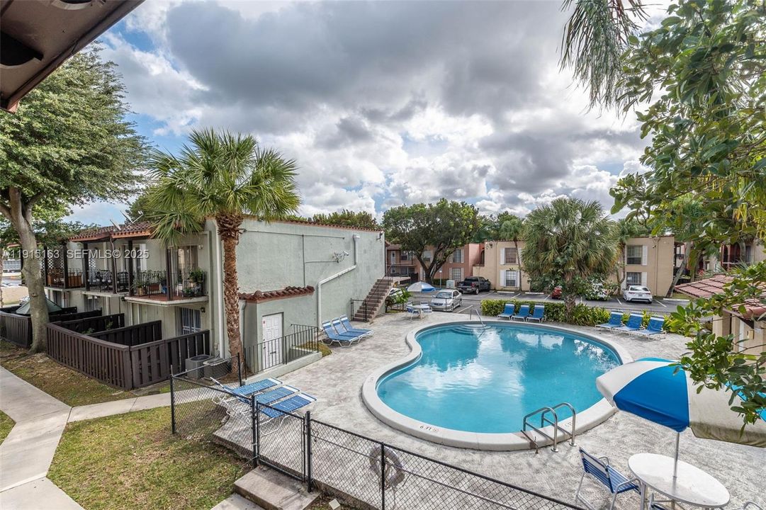 For Sale: $275,000 (2 beds, 2 baths, 955 Square Feet)