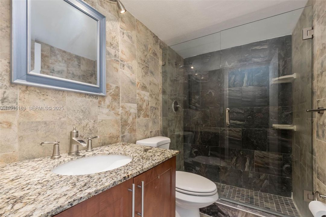 For Sale: $275,000 (2 beds, 2 baths, 955 Square Feet)