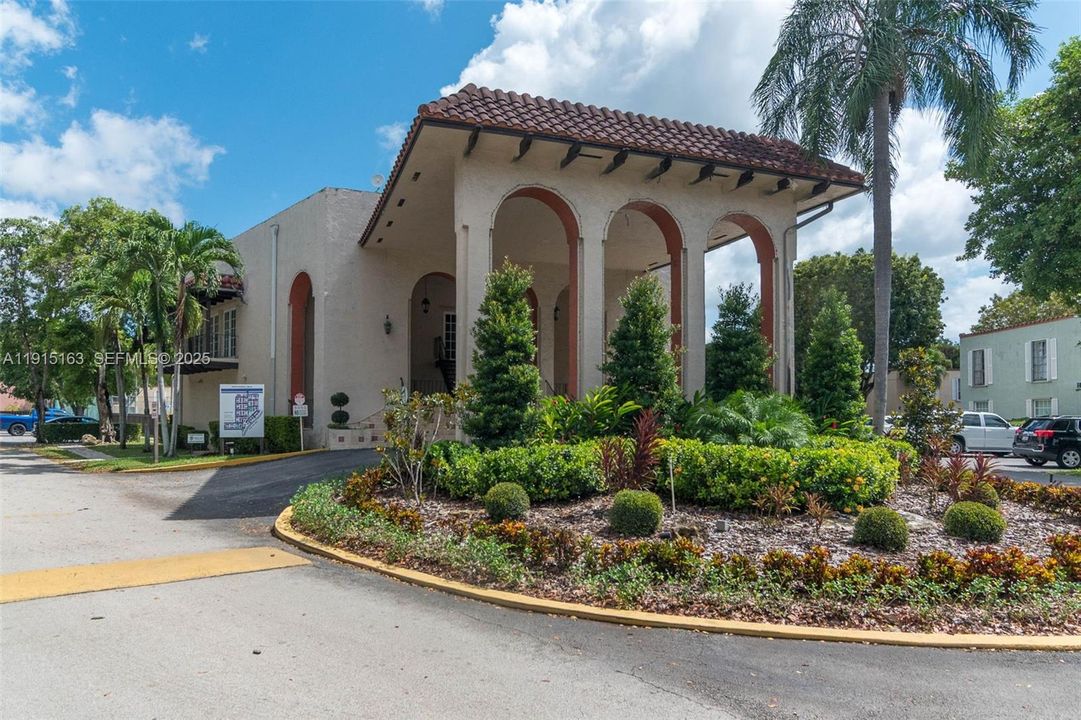 For Sale: $275,000 (2 beds, 2 baths, 955 Square Feet)