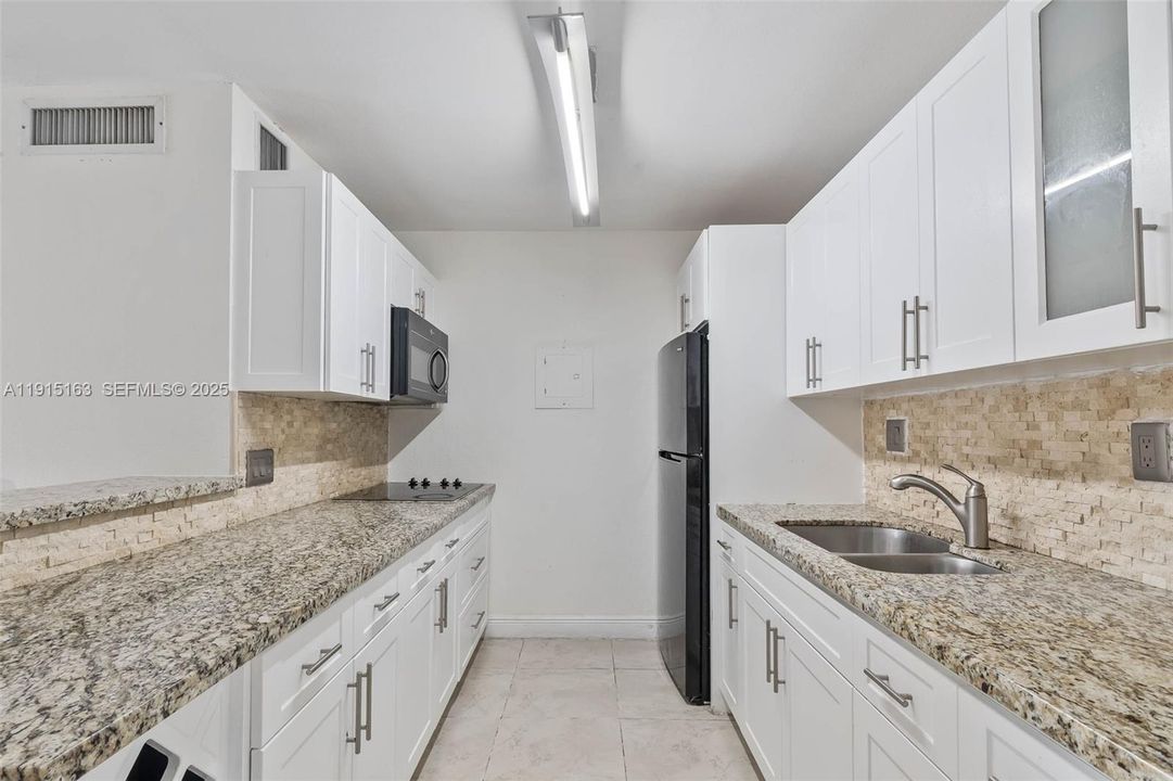 For Sale: $275,000 (2 beds, 2 baths, 955 Square Feet)