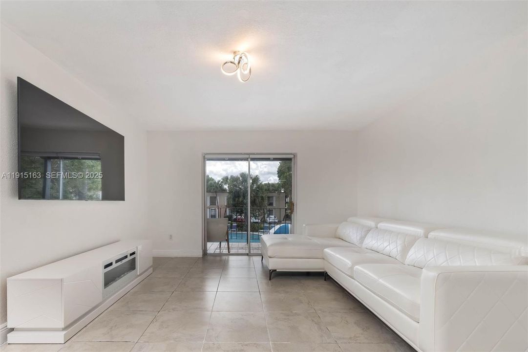 For Sale: $275,000 (2 beds, 2 baths, 955 Square Feet)