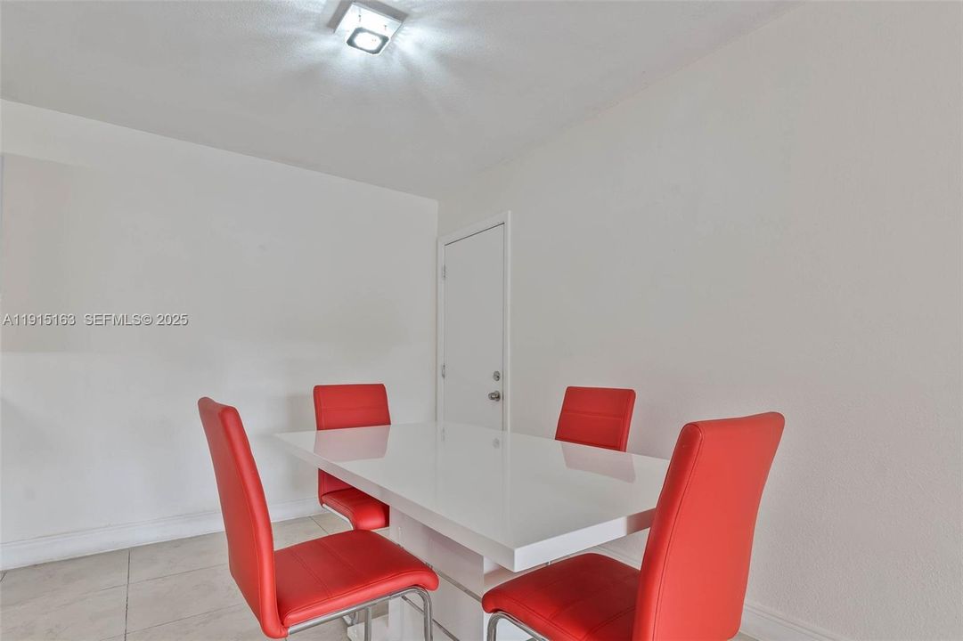 For Sale: $275,000 (2 beds, 2 baths, 955 Square Feet)