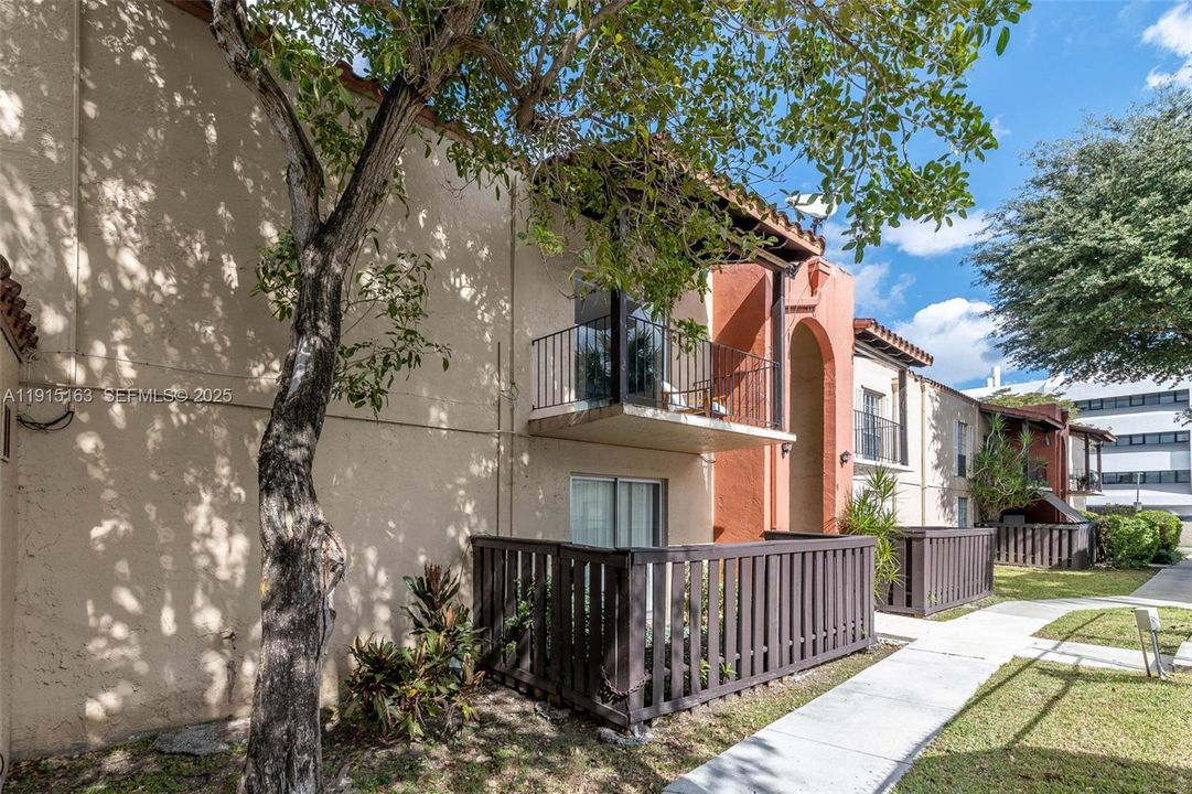 For Sale: $275,000 (2 beds, 2 baths, 955 Square Feet)