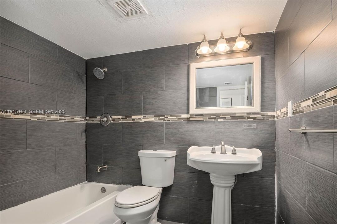 For Sale: $275,000 (2 beds, 2 baths, 955 Square Feet)