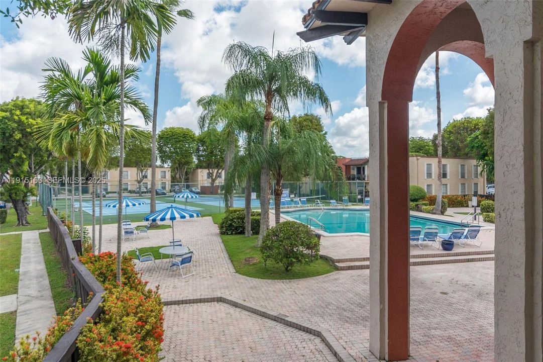 For Sale: $275,000 (2 beds, 2 baths, 955 Square Feet)