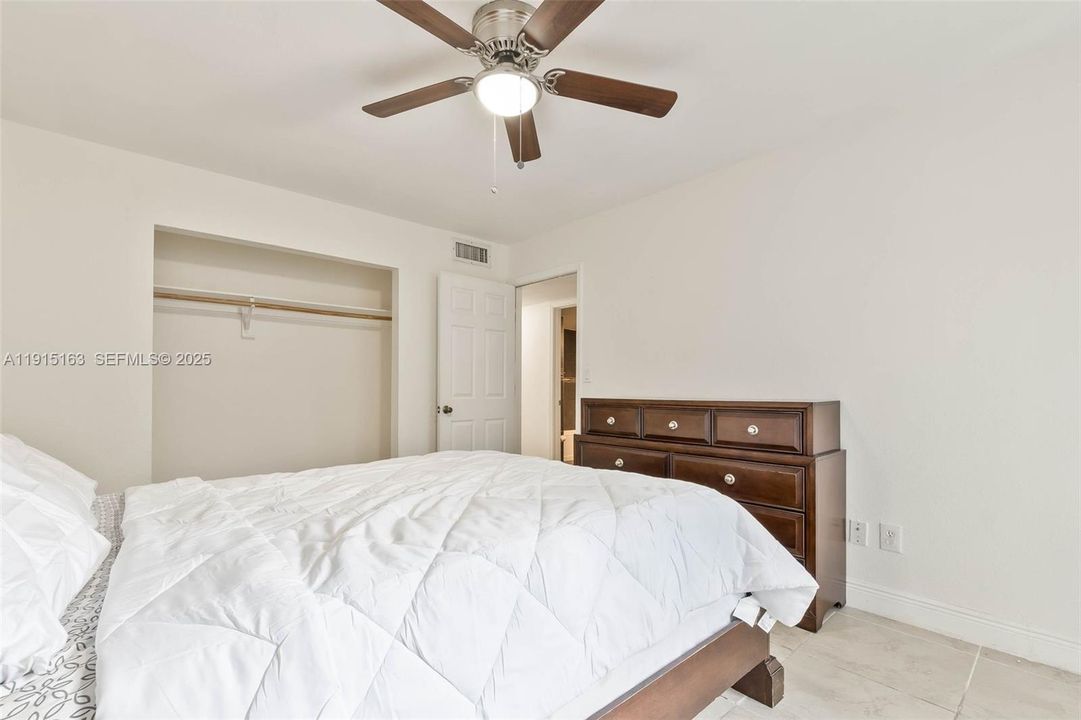 For Sale: $275,000 (2 beds, 2 baths, 955 Square Feet)