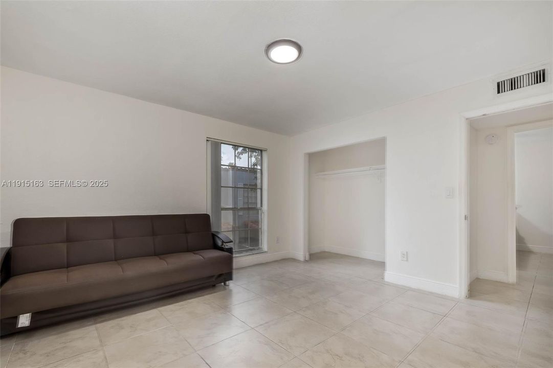 For Sale: $275,000 (2 beds, 2 baths, 955 Square Feet)