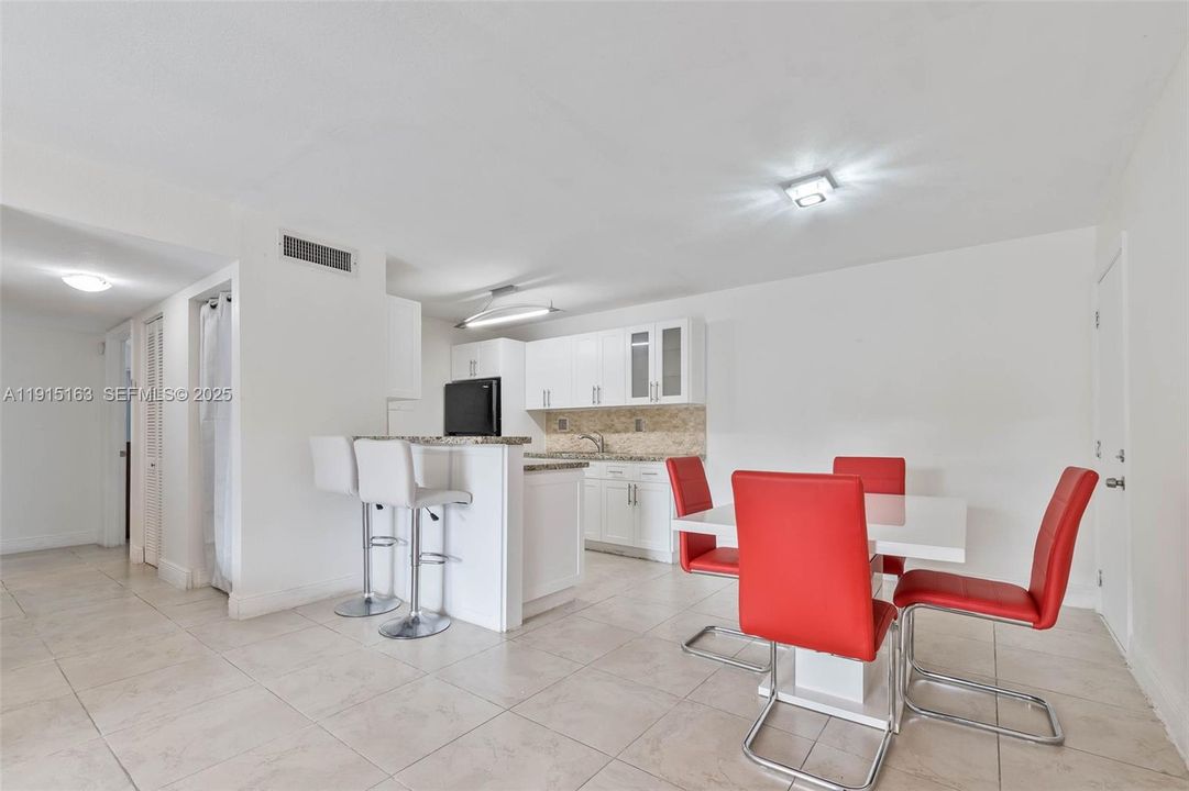 For Sale: $275,000 (2 beds, 2 baths, 955 Square Feet)