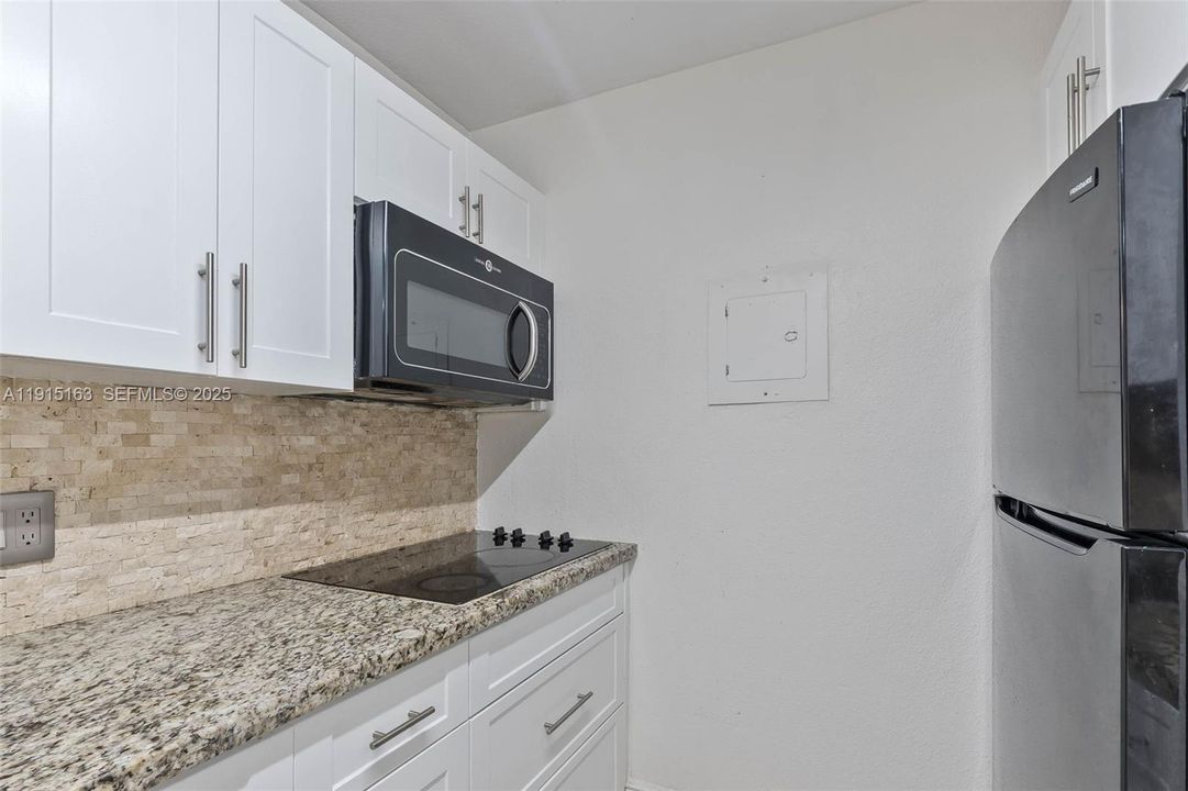 For Sale: $275,000 (2 beds, 2 baths, 955 Square Feet)