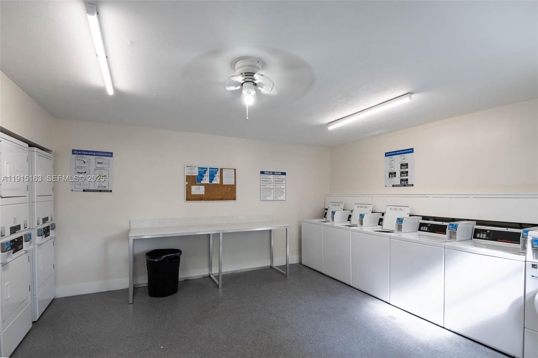 For Sale: $275,000 (2 beds, 2 baths, 955 Square Feet)