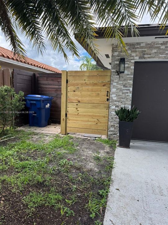 出租: $1,250 (1 贝兹, 1 浴室, 900 平方英尺)