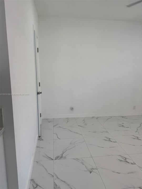 出租: $1,250 (1 贝兹, 1 浴室, 900 平方英尺)