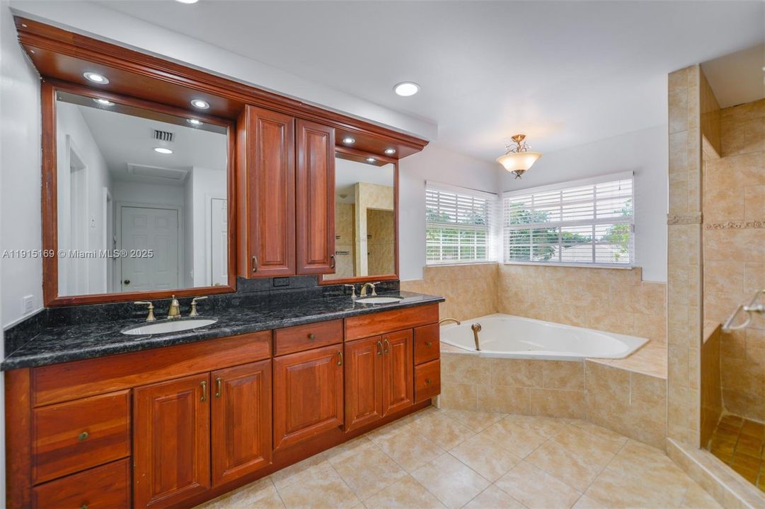 En Venta: $850,000 (5 camas, 3 baños, 2879 Pies cuadrados)