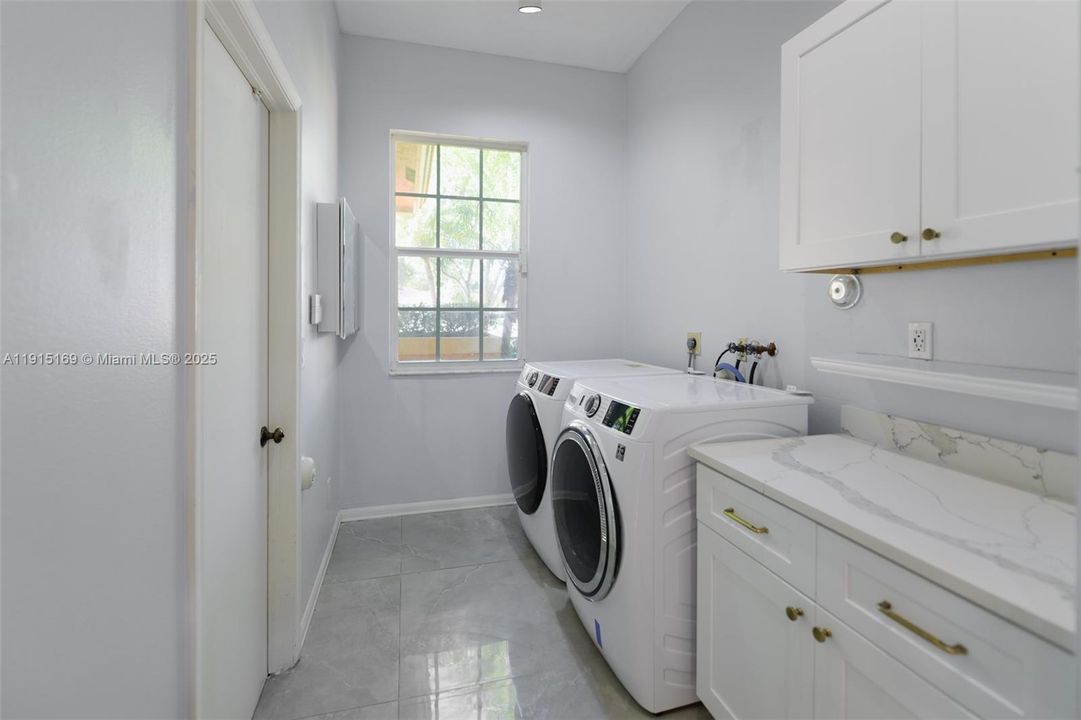 En Venta: $850,000 (5 camas, 3 baños, 2879 Pies cuadrados)