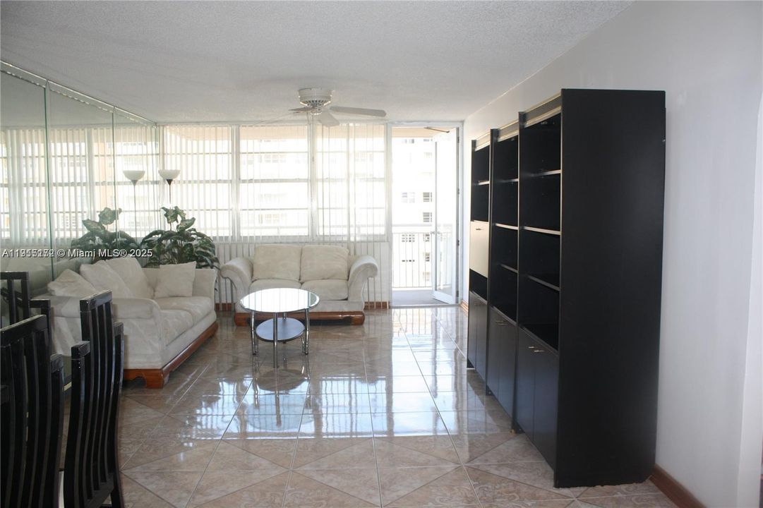 待售: $455,000 (2 贝兹, 2 浴室, 1087 平方英尺)