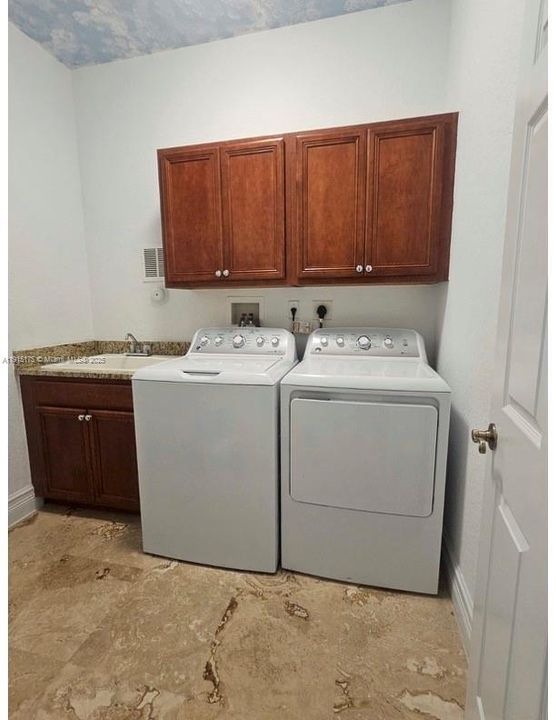 For Sale: $1,170,000 (5 beds, 3 baths, 3171 Square Feet)