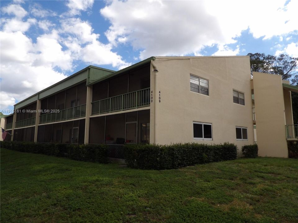 For Sale: $114,900 (1 beds, 1 baths, 610 Square Feet)