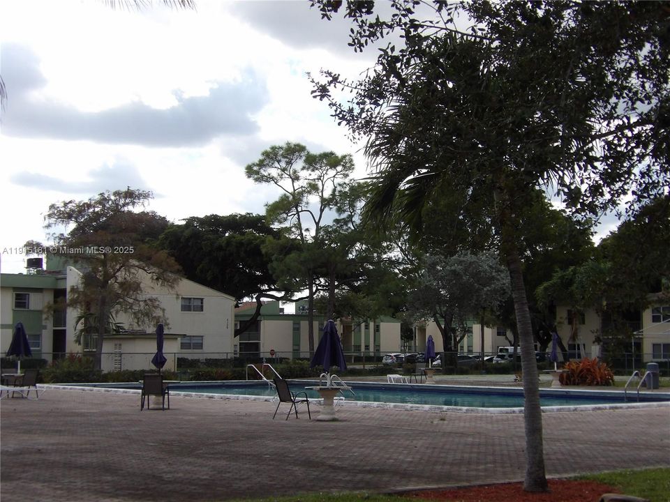 For Sale: $114,900 (1 beds, 1 baths, 610 Square Feet)