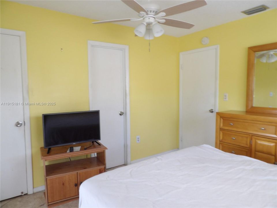 For Sale: $114,900 (1 beds, 1 baths, 610 Square Feet)