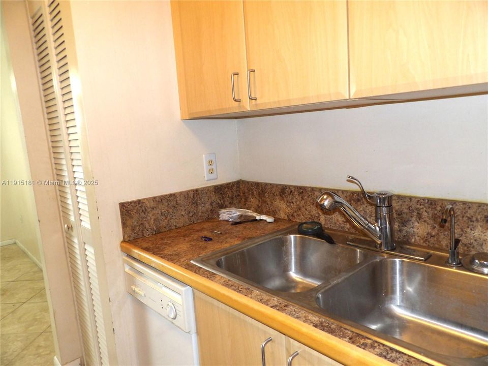 For Sale: $114,900 (1 beds, 1 baths, 610 Square Feet)