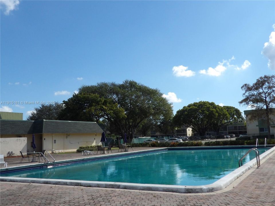 For Sale: $114,900 (1 beds, 1 baths, 610 Square Feet)