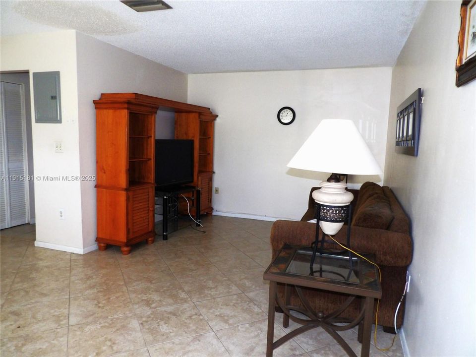 For Sale: $114,900 (1 beds, 1 baths, 610 Square Feet)