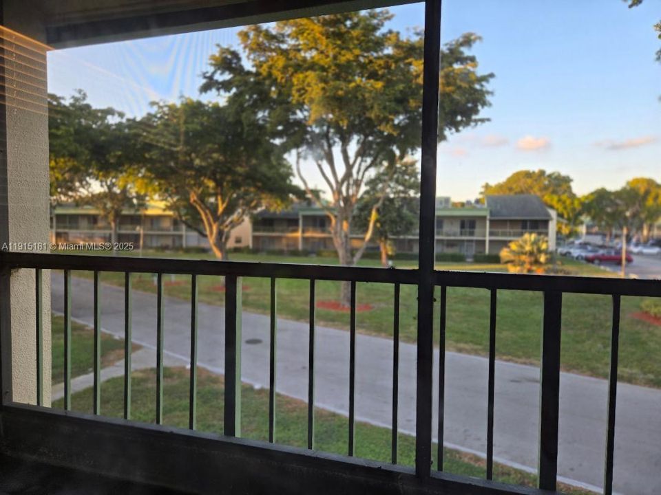 For Sale: $114,900 (1 beds, 1 baths, 610 Square Feet)