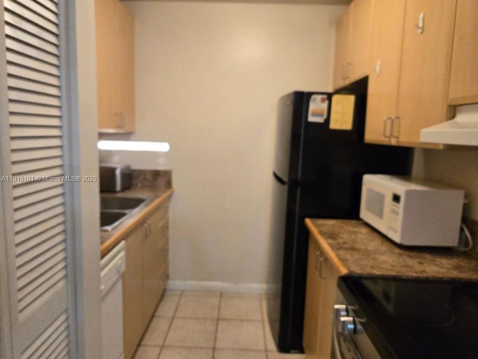 For Sale: $114,900 (1 beds, 1 baths, 610 Square Feet)