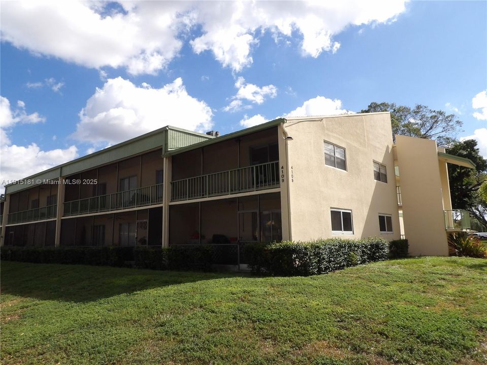 For Sale: $114,900 (1 beds, 1 baths, 610 Square Feet)