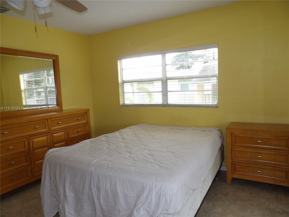 For Sale: $114,900 (1 beds, 1 baths, 610 Square Feet)