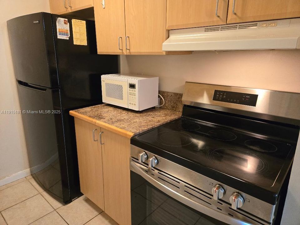 For Sale: $114,900 (1 beds, 1 baths, 610 Square Feet)