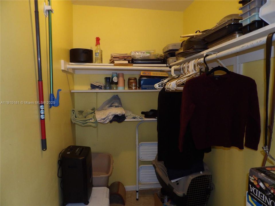 For Sale: $114,900 (1 beds, 1 baths, 610 Square Feet)