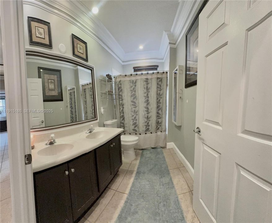 DUAL VANITY BATHROOM UPSTAIRS