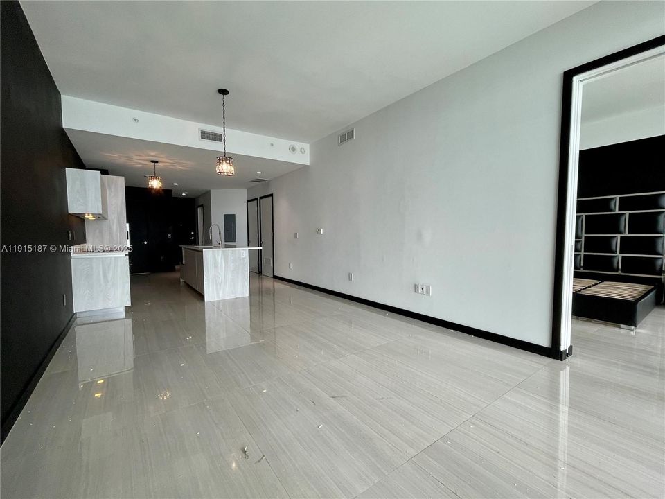 Под контрактом: $6,000 (2 спален, 3 ванн, 1326 Квадратных фут)