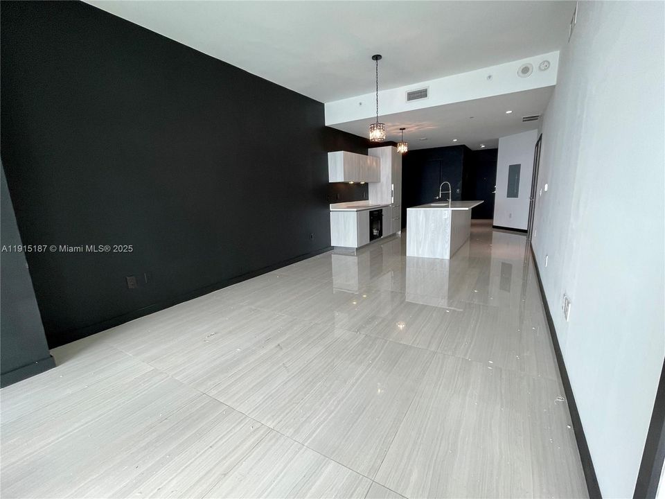 Под контрактом: $6,000 (2 спален, 3 ванн, 1326 Квадратных фут)