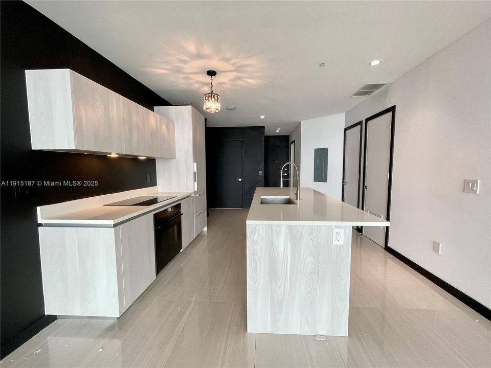 Под контрактом: $6,000 (2 спален, 3 ванн, 1326 Квадратных фут)