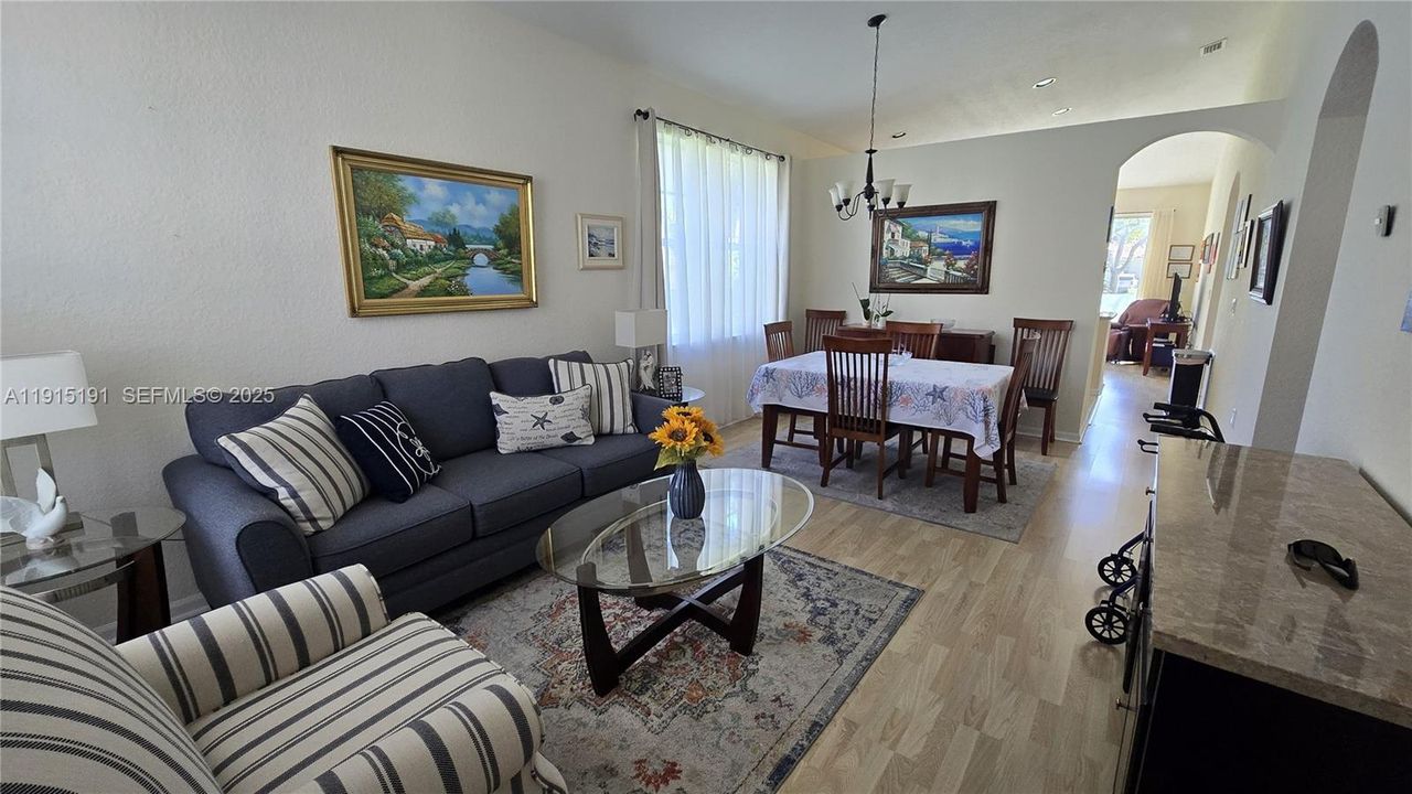 En Venta: $480,000 (3 camas, 2 baños, 1348 Pies cuadrados)