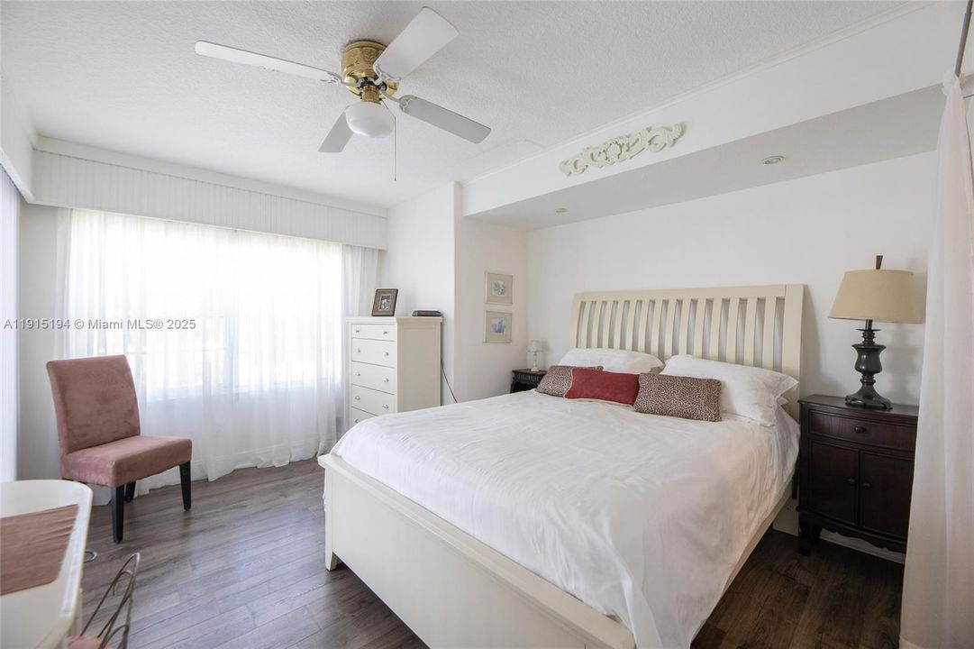 На продажу: $389,900 (3 спален, 1 ванн, 960 Квадратных фут)