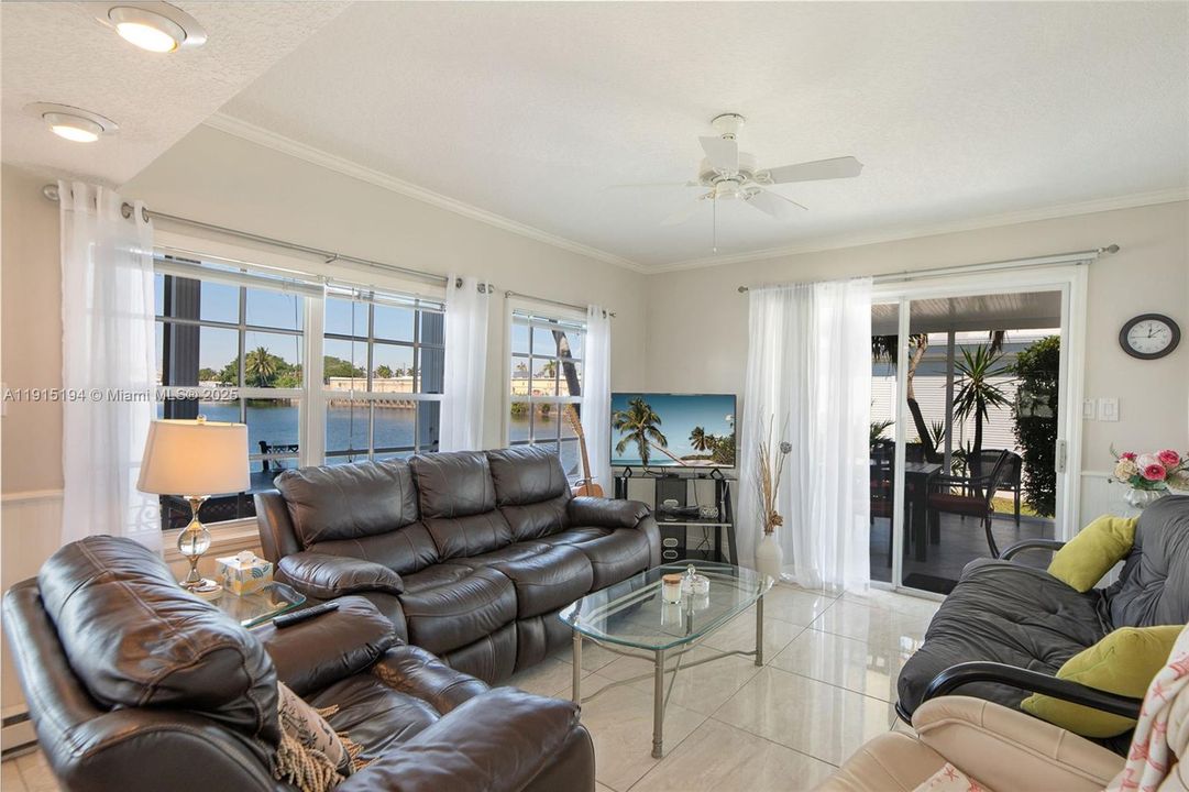 На продажу: $389,900 (3 спален, 1 ванн, 960 Квадратных фут)