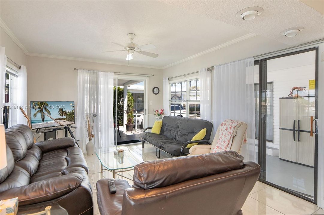 На продажу: $389,900 (3 спален, 1 ванн, 960 Квадратных фут)