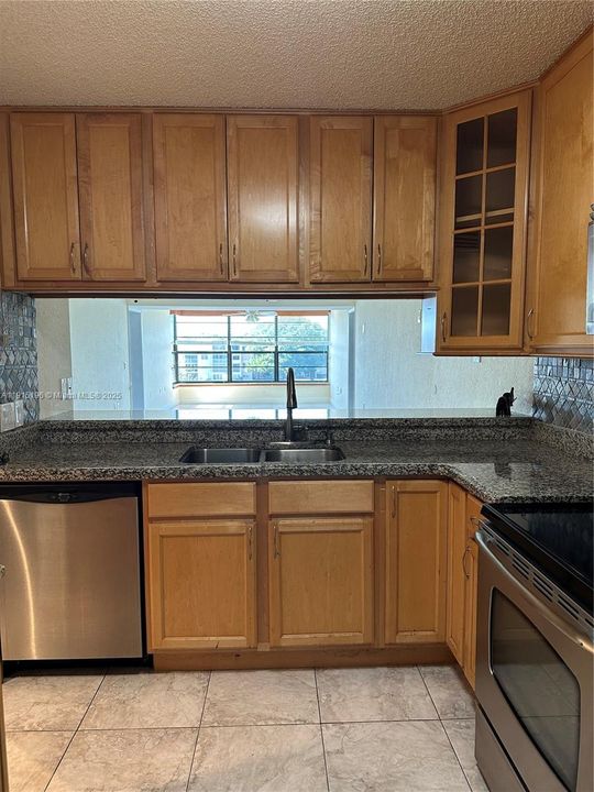 For Rent: $2,500 (3 beds, 2 baths, 1385 Square Feet)